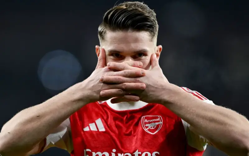 فيكتور جيوكيريس يقتفي أثر كيليان مبابي وكول بالمر بتسجيل علامة تجارية لاحتفاله الشهير بالهدف وهو يرتدي قناعه